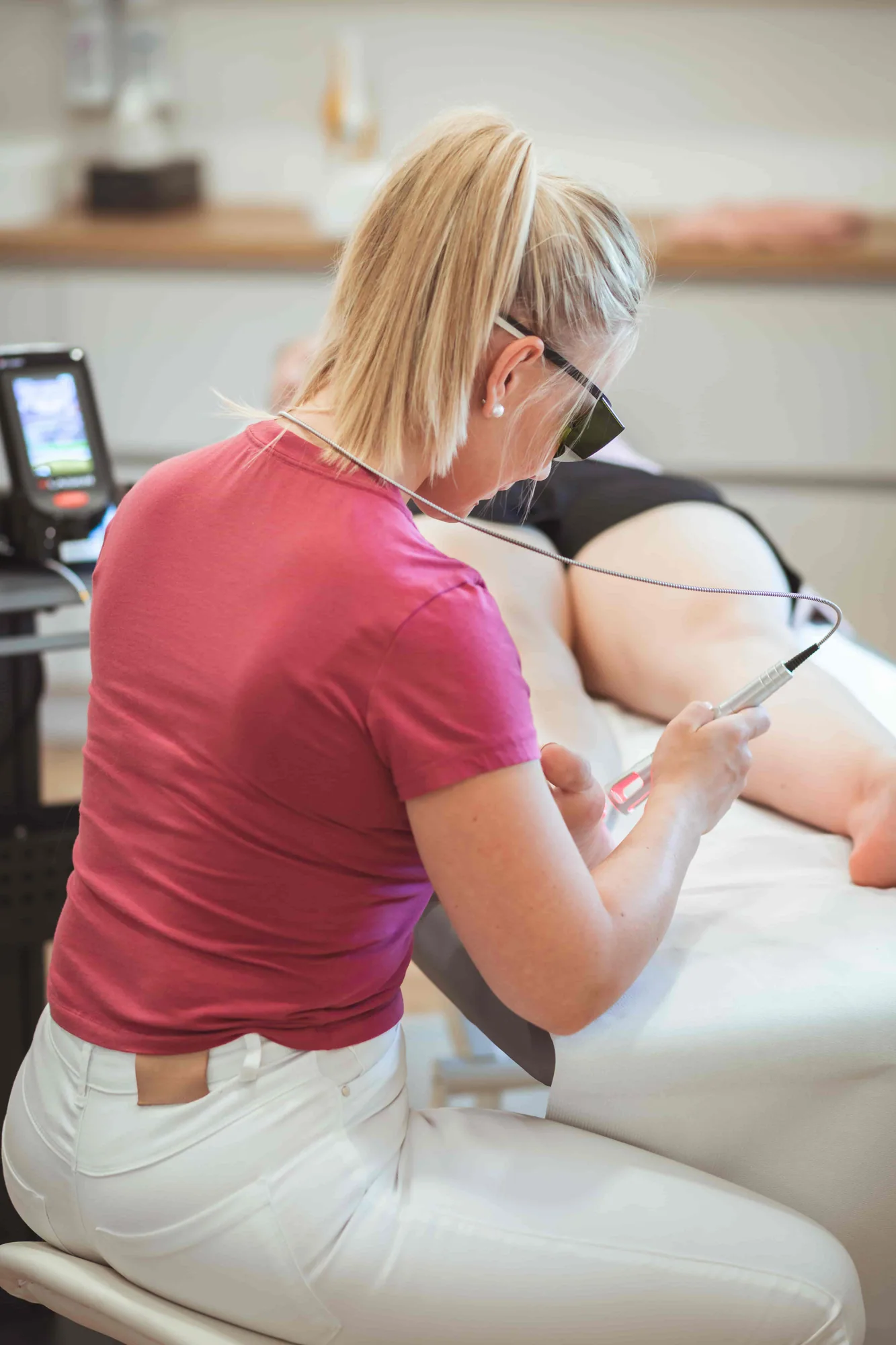 Obravnava s K-laserjem v ambulanti FIZIOLIN
